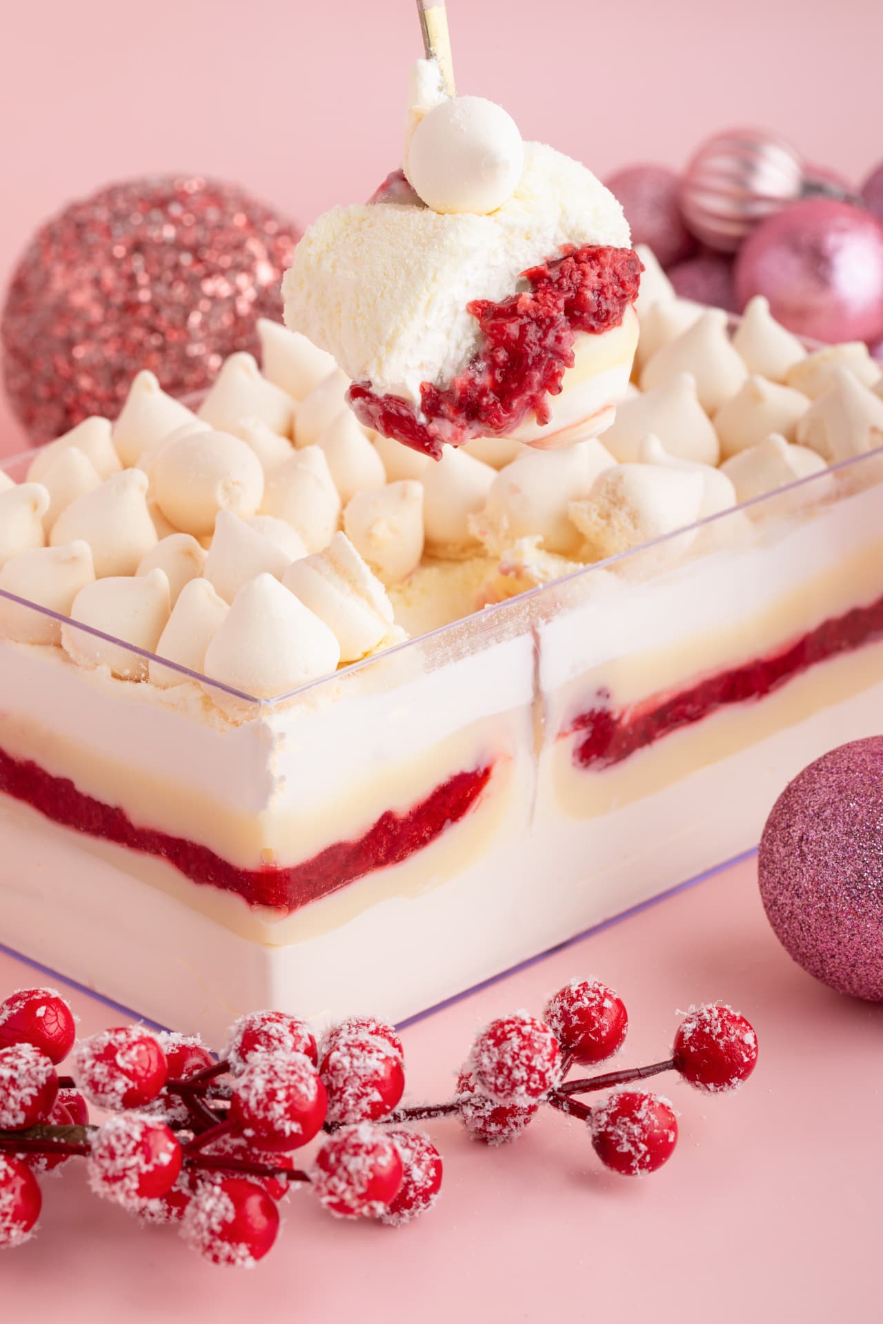 Sobremesa de merengue com frutas vermelhas em pote decorado para o Natal